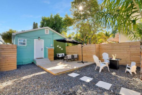 ModernTropic 2bd/1ba Near Beach w/ fence yard/deck